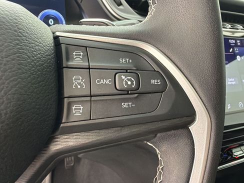 Used 2025 Jeep Grand Cherokee Laredo X AWD/4WD image 32