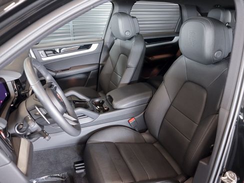 Certified 2025 Porsche Cayenne image 5