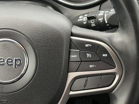Used 2019 Jeep Cherokee Latitude Plus FWD image 12