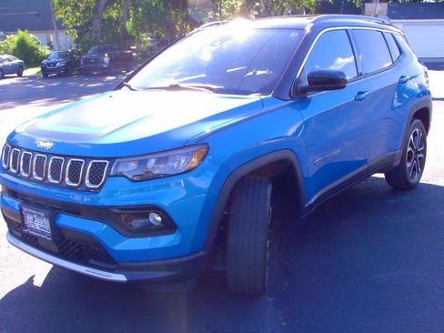 Used 2023 Jeep Compass Limited w/ Sun and Sound Group AWD/4WD image 3
