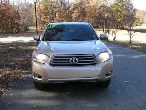 Used 2010 Toyota Highlander SE FWD image 2