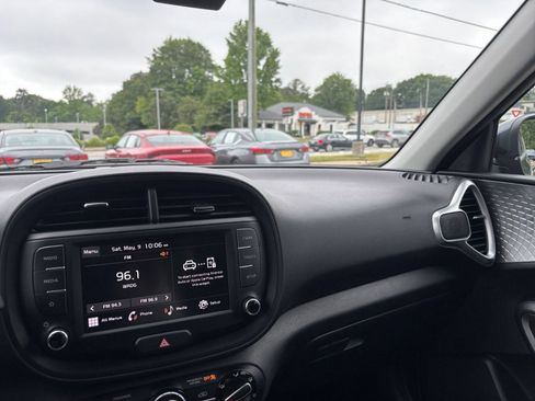 Used 2025 Kia Soul LX w/ LX Technology Package FWD image 34