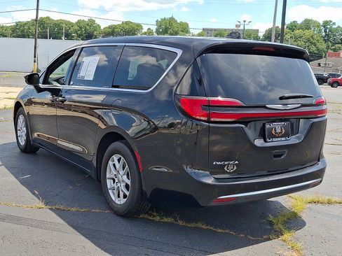 Used 2025 Chrysler Pacifica Select FWD image 5