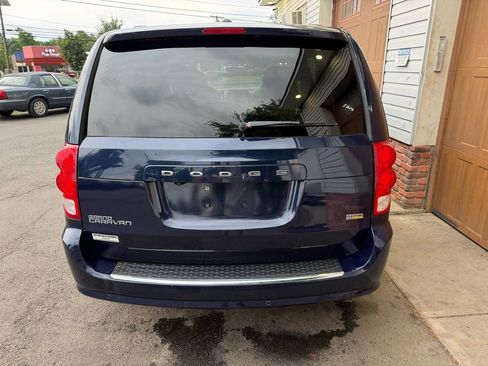 Used 2016 Dodge Grand Caravan SXT w/ Rear Park Assist Package FWD image 4