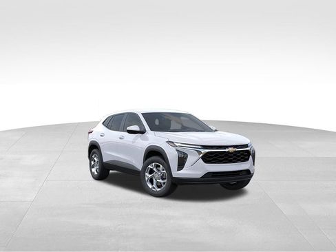 Used 2025 Chevrolet Trax LS w/ LS Convenience Package FWD image 1