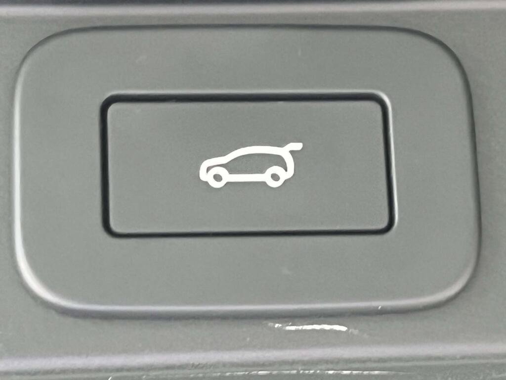 Used 2025 Land Rover Range Rover SE AWD/4WD image 19
