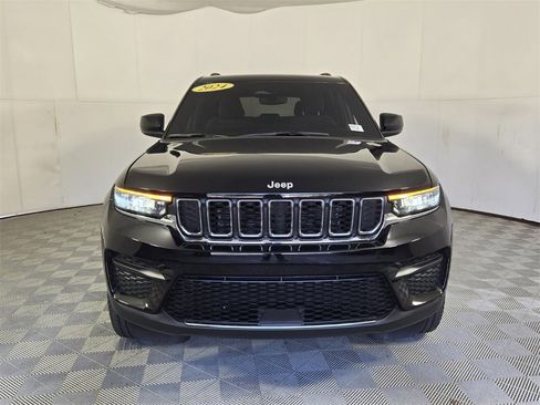 Used 2024 Jeep Grand Cherokee Laredo image 3
