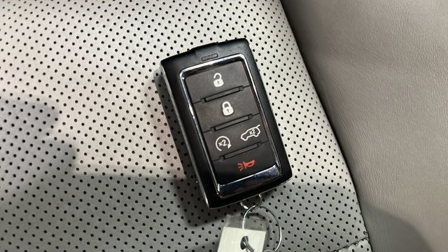 Used 2023 Jeep Grand Cherokee Overland w/ Luxury Tech Group IV AWD/4WD image 44