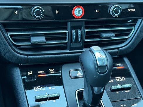 Used 2025 Porsche Macan image 25