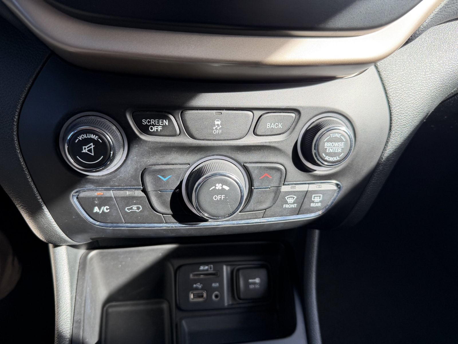 Used 2015 Jeep Cherokee Latitude FWD image 22