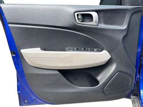 Used 2025 Hyundai Venue SEL FWD image 18