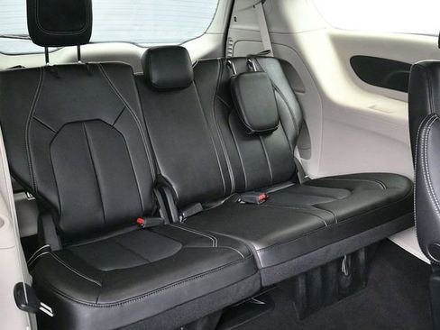 Used 2023 Chrysler Pacifica Touring-L image 11