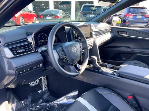 Used 2025 Toyota Camry SE image 17