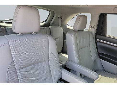 Used 2016 Toyota Highlander Limited w/ Driver Technology Package FWD image 20