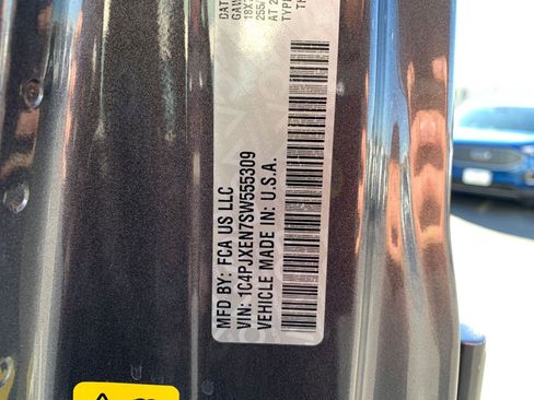 Used 2025 Jeep Wrangler Sahara image 28