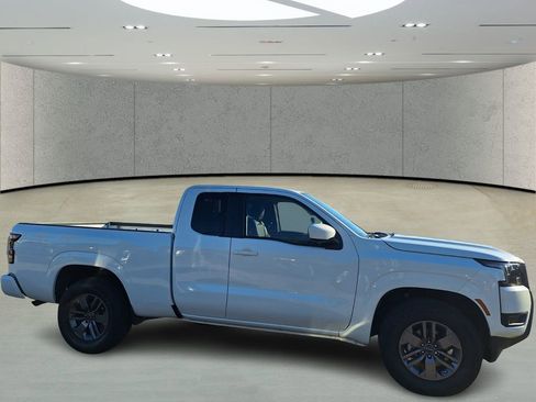 Used 2025 Nissan Frontier SV image 6