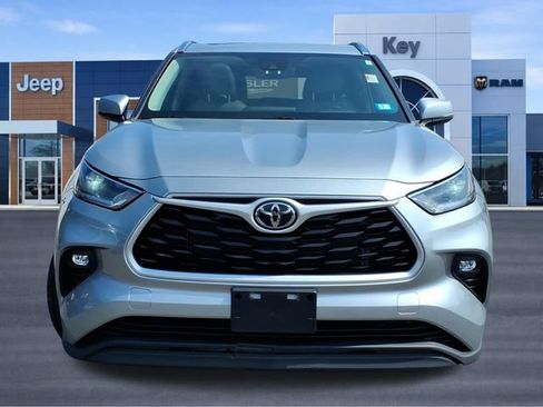 Used 2021 Toyota Highlander XLE AWD/4WD image 7