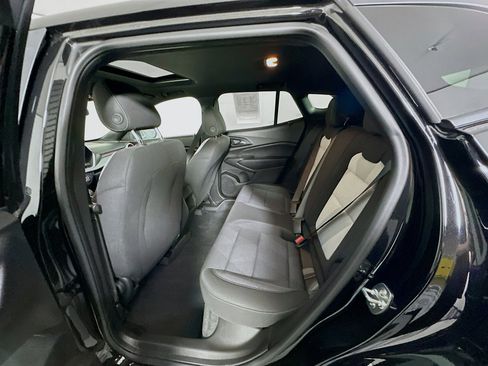 Used 2025 Chevrolet Trax RS w/ Sunroof Package image 27