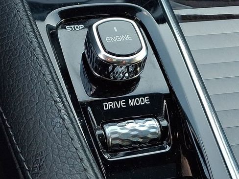 Used 2016 Volvo XC90 T6 Momentum w/ Momentum Plus Package image 29