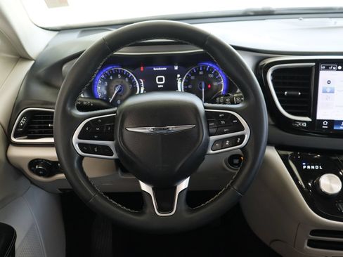 Used 2022 Chrysler Pacifica Touring-L FWD image 24