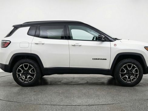 Used 2025 Jeep Compass Trailhawk AWD/4WD image 11