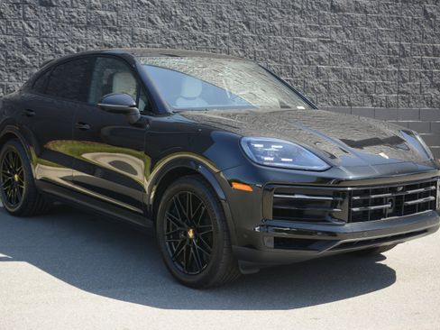 Certified 2024 Porsche Cayenne GTS AWD/4WD image 9