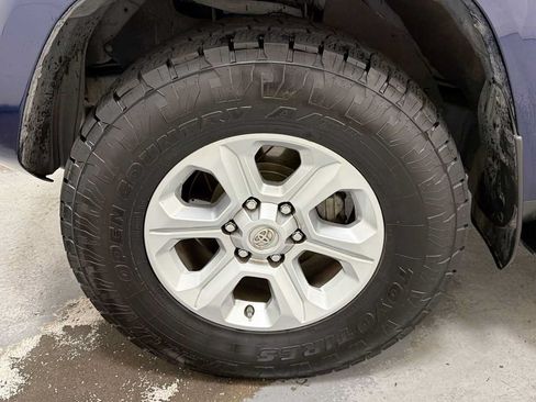 Used 2018 Toyota 4Runner SR5 AWD/4WD image 10