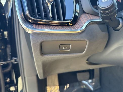 New 2026 Volvo V60 B5 Cross Country Ultra w/ Protection Package Premier image 19