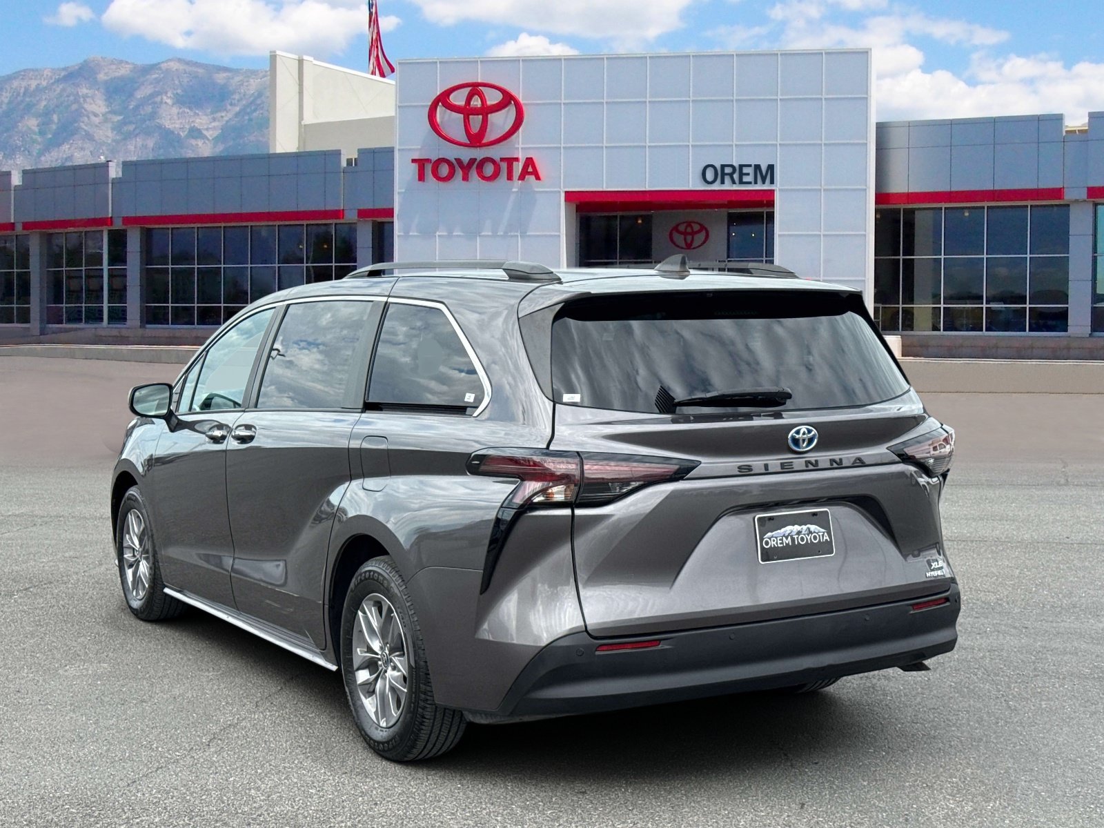 Used 2024 Toyota Sienna XLE FWD image 5