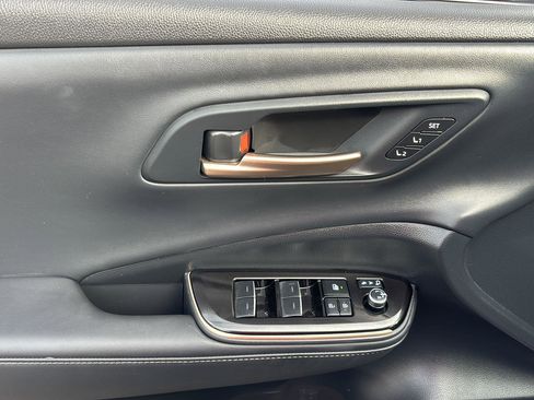 Used 2025 Toyota Crown Signia Limited image 10