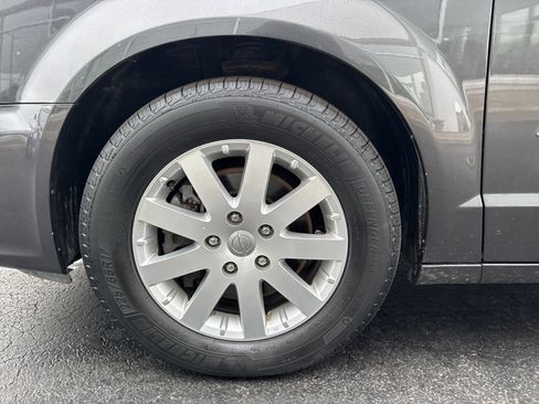 Used 2015 Chrysler Town & Country Touring w/ Driver Convenience Group image 21