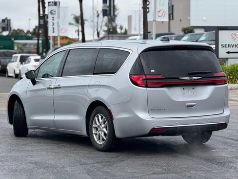 Used 2024 Chrysler Pacifica Touring-L image 2
