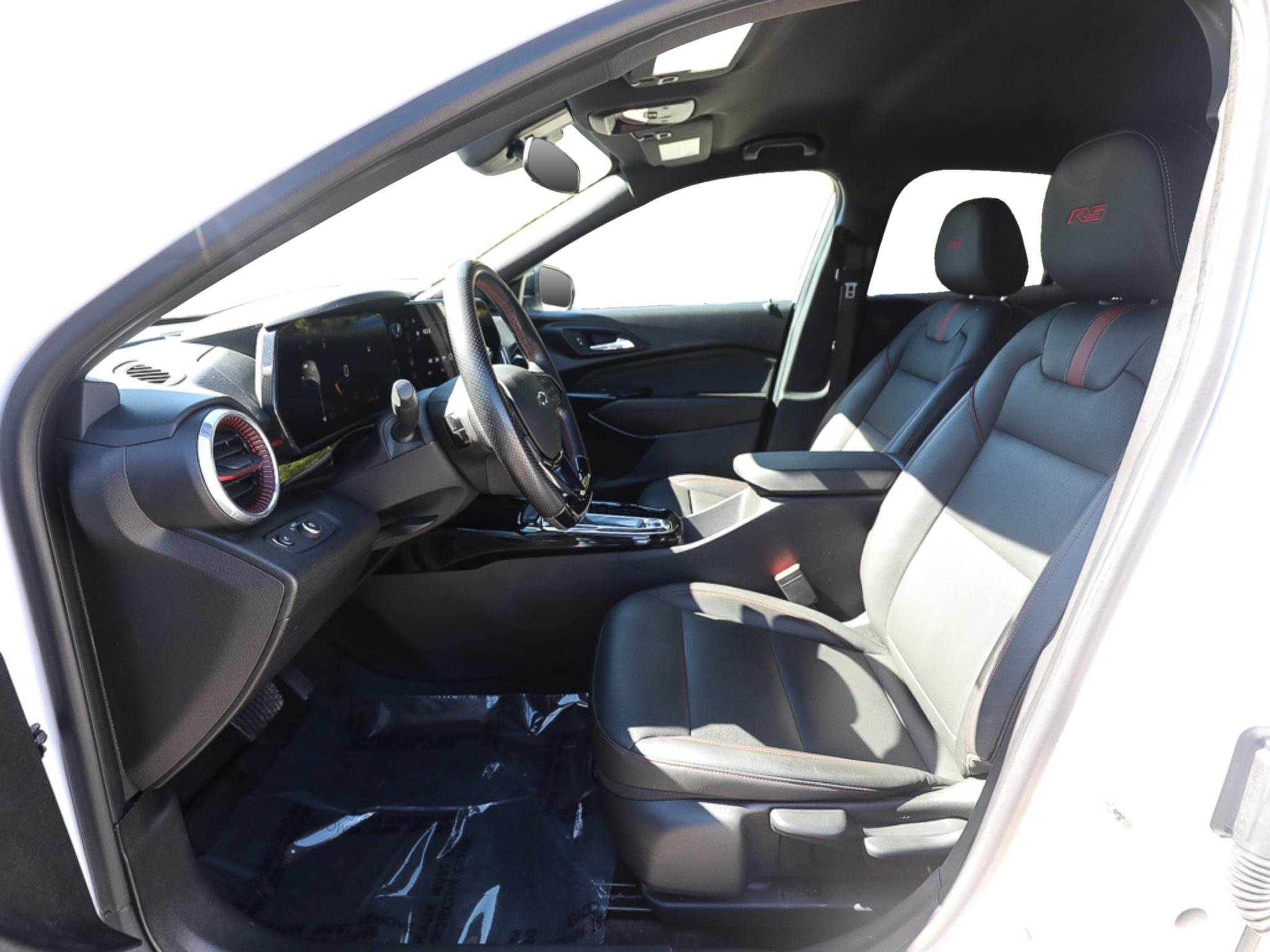 Used 2025 Chevrolet Trax RS FWD image 12