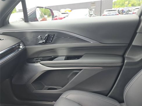 Used 2025 Cadillac Lyriq Luxury w/ LPO, Floor Liner Package AWD/4WD image 21