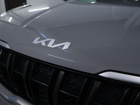 Used 2024 Kia Carnival EX image 9