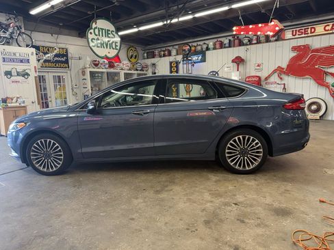 Used 2018 Ford Fusion SE w/ Fusion SE Technology Package FWD image 2