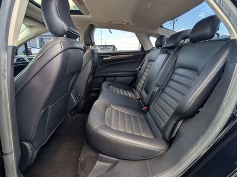 Used 2018 Ford Fusion SE w/ Fusion SE Technology Package FWD image 4