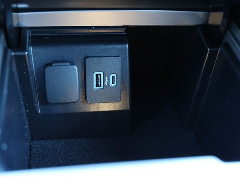 Used 2022 Ford Explorer XLT w/ Class IV Trailer Tow Package image 33