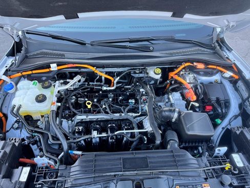 Used 2025 Ford Escape SE w/ Class II Trailer Tow Package image 23