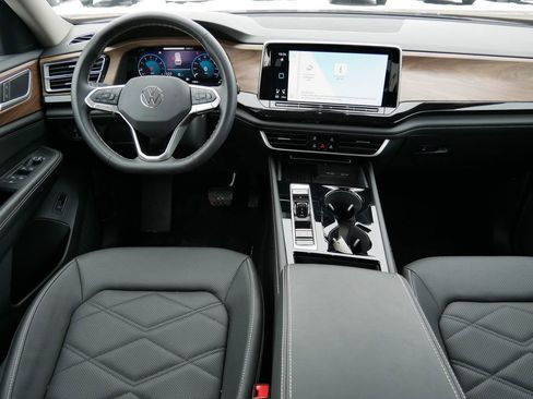 Used 2025 Volkswagen Atlas SE image 14