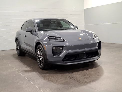 New 2026 Porsche Macan 4 Electric image 9