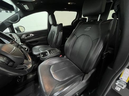 Used 2020 Chrysler Pacifica Touring-L w/ Advanced Safetytec Group image 15