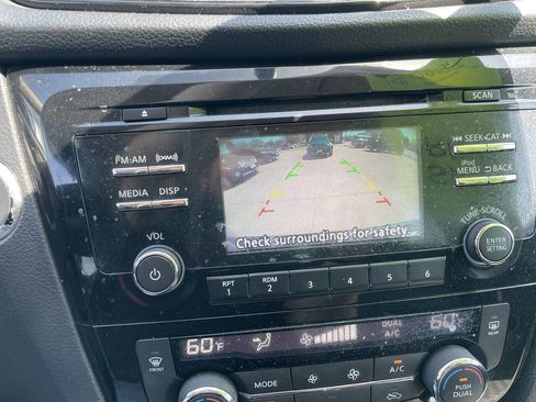 Used 2017 Nissan Rogue SV AWD/4WD image 26