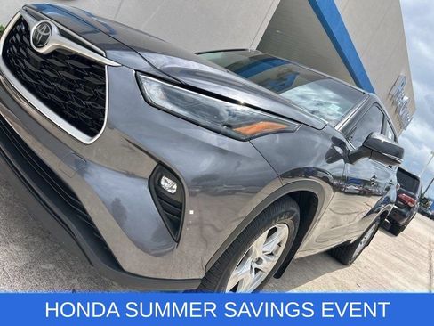 Used 2023 Toyota Highlander LE FWD image 4