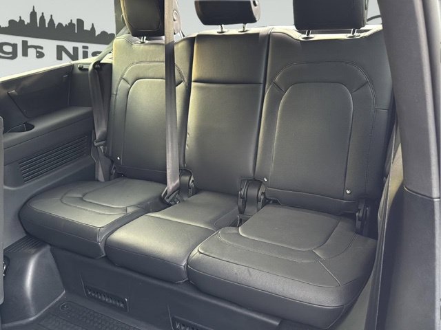 Used 2024 Land Rover Defender 130 X-Dynamic SE AWD/4WD image 25