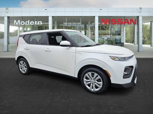 Used 2022 Kia Soul LX image 2