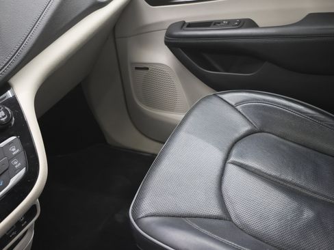 Used 2019 Chrysler Pacifica Limited w/ Tire & Wheel Group image 15