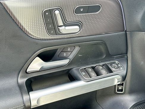 Used 2023 Mercedes-Benz EQB 300 4MATIC image 19