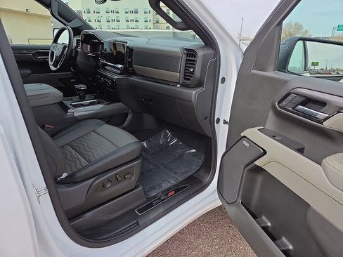 Used 2025 Chevrolet Silverado 1500 ZR2 image 13