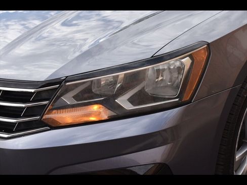 Used 2018 Volkswagen Passat 2.0T R-Line image 45